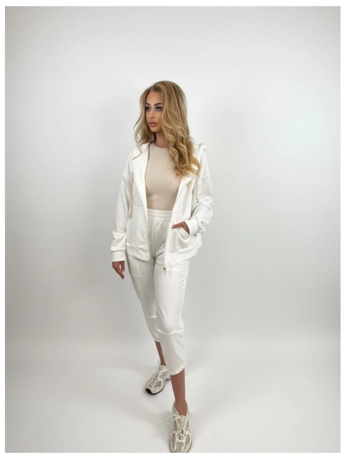 Bluza Oversize, biała z aplikacjami, firma MMK. Bluza Oversize, biała z aplikacjami, firma MMK.